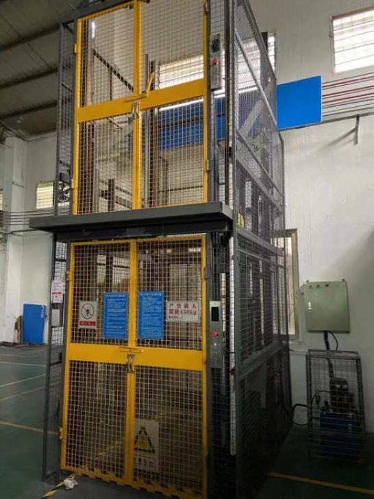 还在为高空作业发愁？里水老板亲身验证，这款液压升降平台安全省心到让你惊叹