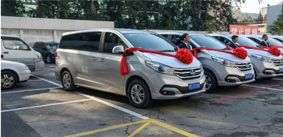 汽车残疾人轮椅升降机_上汽大通G10福祉车_7人座多功能车升降装置