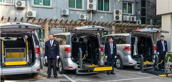 7人座多功能车升降装置_上汽大通G10福祉车_汽车残疾人轮椅升降机
