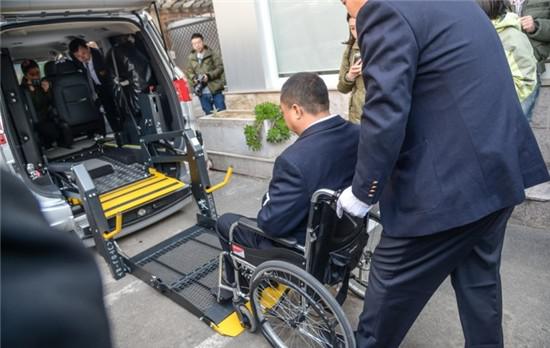 汽车残疾人轮椅升降机_7人座多功能车升降装置_上汽大通G10福祉车