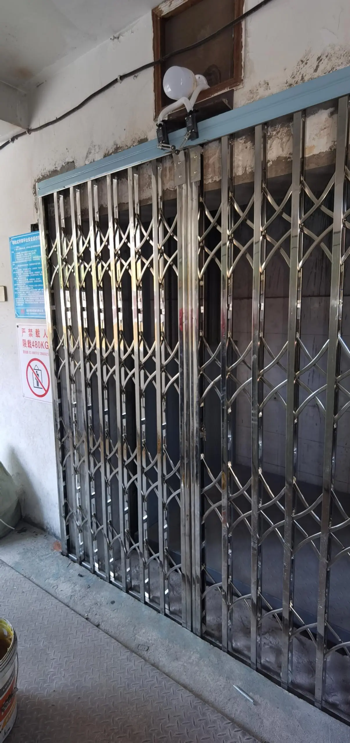 升降货梯：物流运输的高效引擎